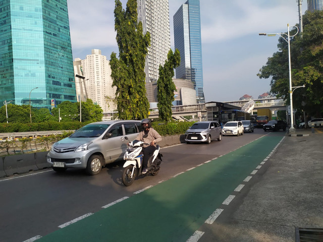 Situasi arus lalu lintas di Jalan Prof. Latumenten dan Jalan Letjen S. Parman pada Rabu (9/4). Foto: Rachmadi Rasyad/kumparan