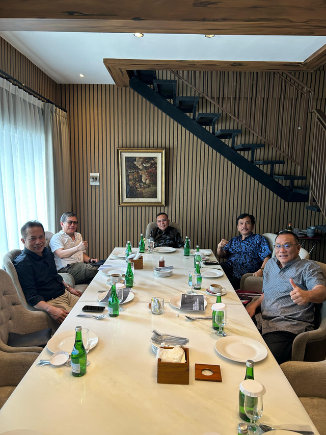 Ketua Harian Partai Gerindra sekaligus Wakil Ketua DPR Sufmi Dasco Ahmad makan bersama Rocky Gerung, Jumhur Hidayat, Syahganda Nainggolan, dan Ferry Juliantono. Foto: Dok. Istimewa
