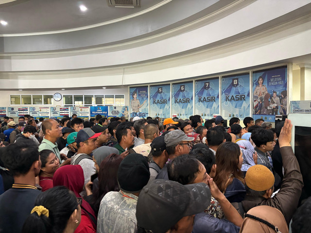 Suasana di kantor Samsat Kota Bekasi, Jawa Barat pada Rabu (9/4). Foto: Abid Raihan/kumparan