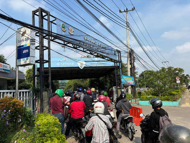 Suasana di kantor Samsat Kota Bekasi, Jawa Barat pada Rabu (9/4). Foto: Abid Raihan/kumparan