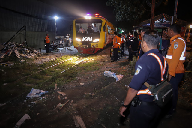 Kereta api melintas di lokasi kecelakaan truk bermuatan kayu gelondangan dengan kereta api Commuter Line Jenggala di KM 7+600 antara Stasiun Indro-Kandangan Gresik, Jawa Timur, Selasa (8/4/2025). Foto: ANTARA FOTO/Rizal Hanafi
