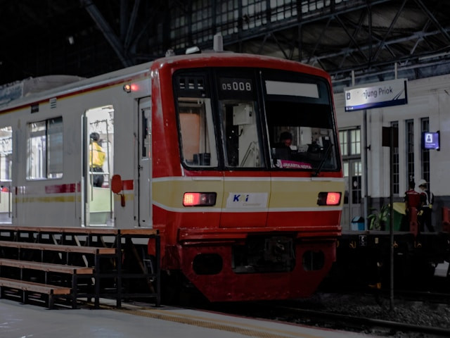 Rute Commuter Line Garut. Foto hanya ilustrasi, bukan yang sebenarnya. Sumber: Unsplash/Faisal Hanafi