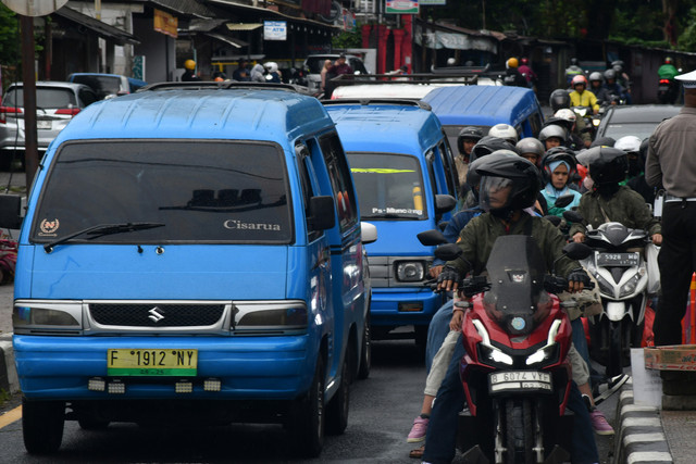Sejumlah angkot melintasi jalan raya Puncak, Gadog, Kabupaten Bogor, Jawa Barat, Sabtu (29/3/2025). Foto: ANTARA FOTO/Arif Firmansyah
