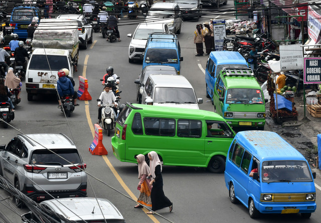 Pengendara angkot berputar arah di jalan raya Puncak, Cisarua, Jawa Barat, Sabtu (29/3/2025). Foto: ANTARA FOTO/Arif Firmansyah