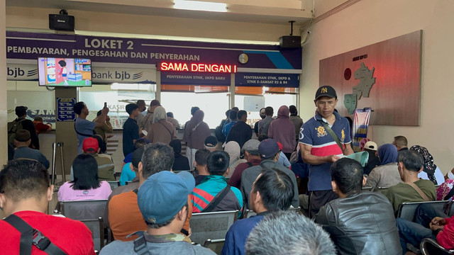 Suasana Samsat Kota Depok II, Jawa Barat, Rabu (9/4). Foto: Rayyan Farhansyah/kumparan
