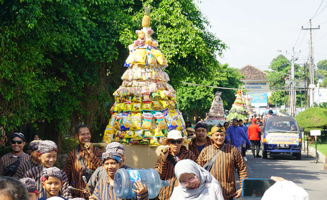 Gunungan pada Pawai Budaya Unduh-Unduh Klitren 2024. Foto: Dok. Pemkot Yogya