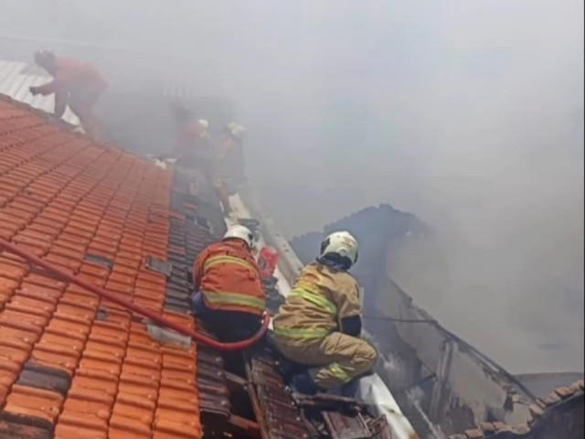 Petugas sedang berupaya memadamkan api. Foto: Diskominfo Surabaya 
