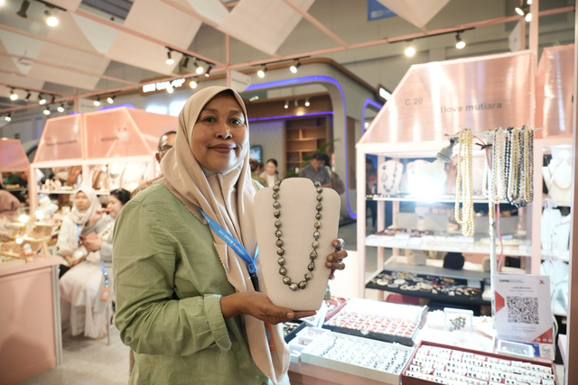Pemilik UMKM aksesoris asal Lombok, Nusa Tenggara Barat "I Love Mutiara", Mahayusi saat mengikuti BRI UMKM EXPO(RT) 2025 di ICE BSD City, Tangerang. Foto: Dok. BRI