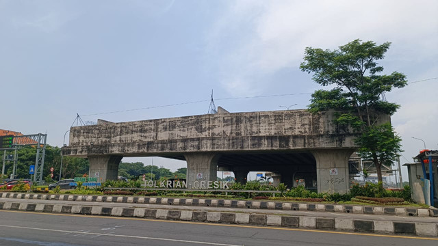 Lokasi mobil BMW warna hitam bernopol P 805 INI yang terjun bebas dari ujung jalan Tol Krian-Gresik ke Jalan Raya Gresik-Babat, Rabu (9/4/2025). Foto: Farusma Okta Verdian/kumparan