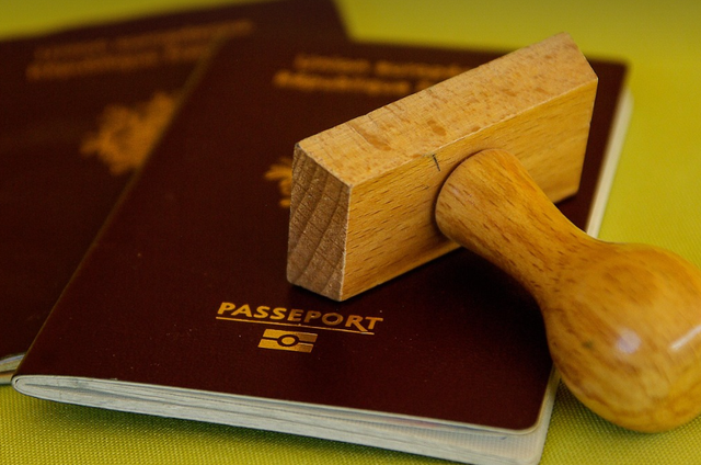 perbedaan paspor laminasi dan polikarbonat. Foto adalah paspor. Sumber: Pixabay/Jackmac34