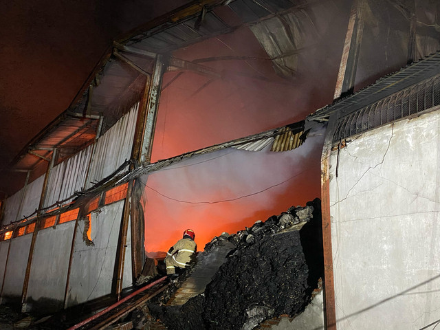 Kebakaran gudang sandal Ardilles di Jalan Tanjungsari No 12, Kecamatan Sukomanunggal, Surabaya, sejak Selasa (8/4/2025) hingga Rabu (9/4/2025). Foto: Dok. Istimewa