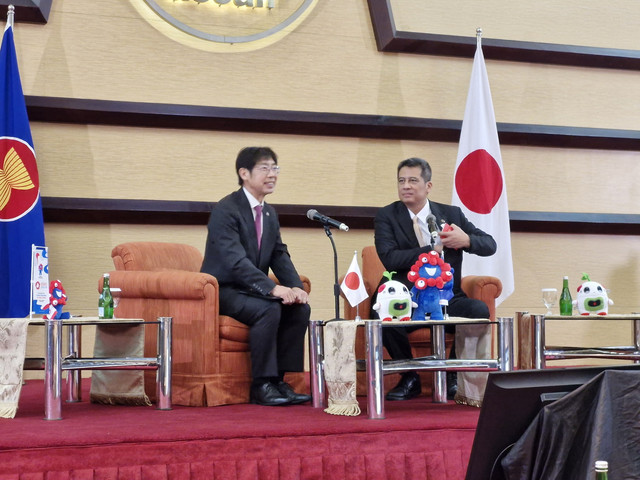Wakil Sekretaris Jenderal ASEAN Nararya S. Soeprapto dan Dubes Jepang untuk ASEAN Kiya Masahiko memberikan keterangan terkait partisipasi ASEAN di World Expo 2025 yang digelar di Osaka, Jepang. Foto: Nadia Riso/kumparan