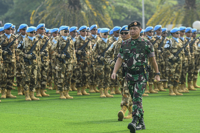 Panglima TNI Jenderal TNI Agus Subiyanto berjalan usai melakukan pemeriksaan pasukan pada upacara Pelepasan Satgas TNI Kontingen Garuda UNIFIL 2025 di Lapangan Prima, Mabes TNI, Jakarta, Rabu (9/4/2025). Foto: ANTARA FOTO/Muhammad Adimaja