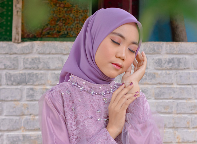 Ilustrasi baju ungu cocok dengan jilbab warna apa? Sumber foto: Pixabay/ rulynurulihsan
