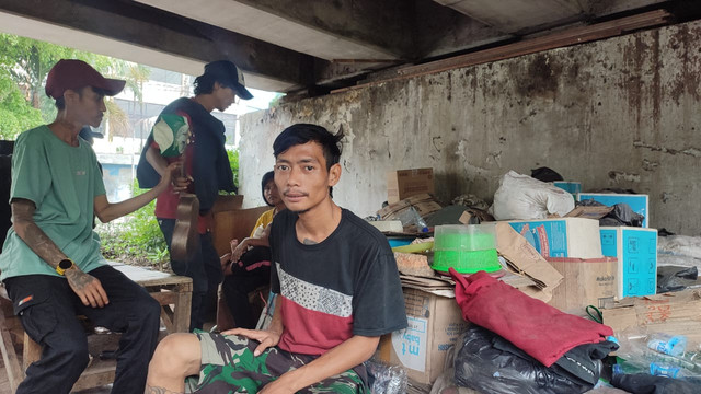 Suasana warga yang tinggal di kolong Jembatan Tiga, Kecamatan Penjaringan, Jakarta Utara, pada Rabu (9/4). Foto: Rachmadi Rasyad/kumparan