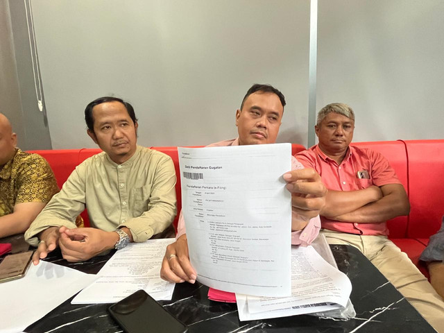 Aufaa Luqmana pembeli mobil Esemka dan Kuasa Hukumnya Arif Sahudi saat konferensi pers terkait gugatan untuk Jokowi. Foto: Dok. Istimewa