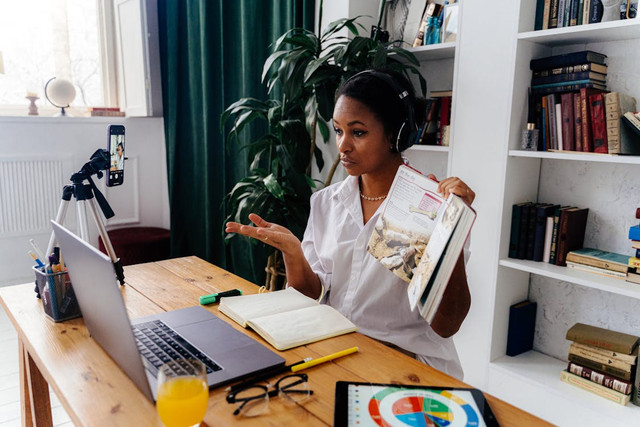 Ilustrasi menggunakan HP sebagai webcam. Foto: Pexels