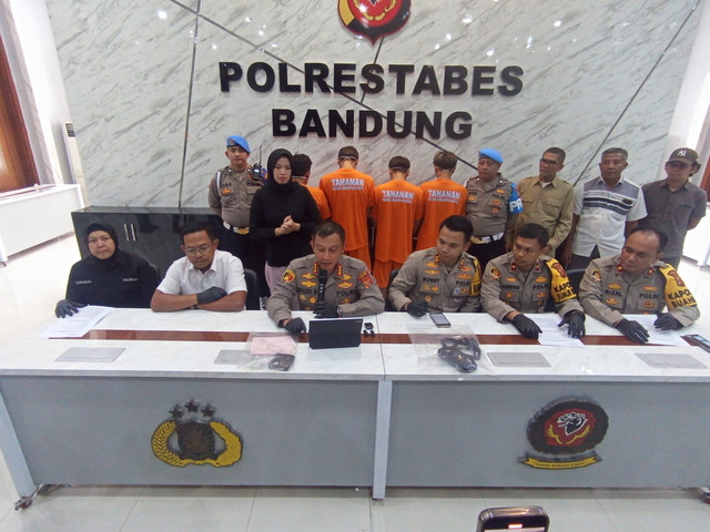 Polisi tangkap MP, pelaku maling motor ojol dengan modus pura-pura kenal polisi. Dia ditangkap bersama B, RM, dan LNH, yang merupakan penadah. Dok. Humas Polrestabes Bandung.