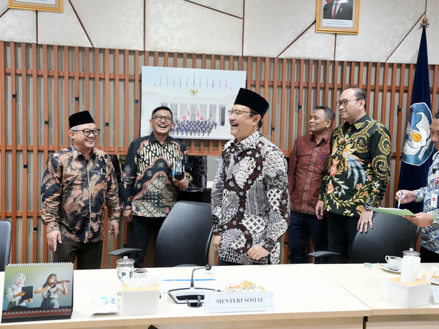 Mensos Saifullah Yusuf (Gus Ipul) bertemu Mendikdasmen Abdul Mu'ti di Kantor Kemendikdasmen pada Selasa (8/4/2025). Foto: Kemensos RI