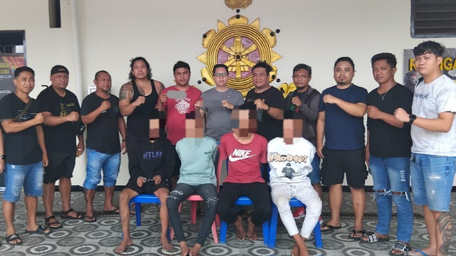 Empat pelaku penganiayaan sadis di Kota Bitung (duduk) berhasil diamankan polisi.