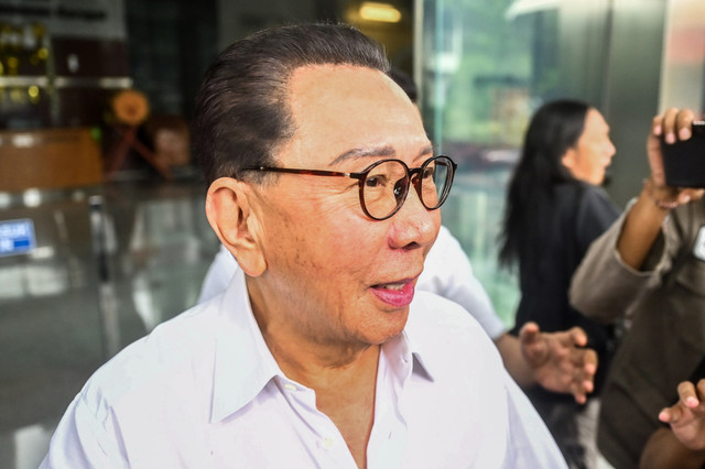 Mantan terpidana kasus pengalihan hak tagih utang Bank Bali Djoko Sugiarto Tjandra berjalan keluar gedung usai menjalani pemeriksaan di Gedung KPK, Jakarta, Rabu (9/4/2025).  Foto: Rivan Awal Lingga/ANTARA FOTO
