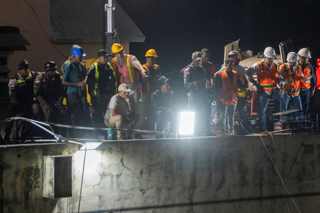 Tim penyelamat melakukan pencarian korban ambruknya kelab malam di Santo Domingo, Republik Dominika, Rabu (8/4/2025). Foto: Francesco SPOTORNO / AFP