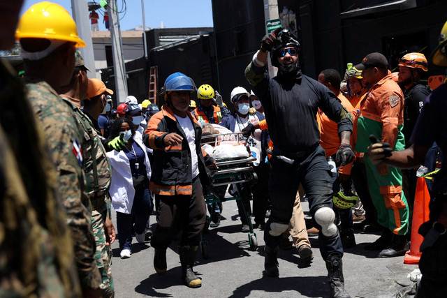 Tim penyelamat mengevakuasi korban selamat ambruknya kelab malam di Santo Domingo, Republik Dominika, Rabu (8/4/2025). Foto: Erika Santelices/REUTERS