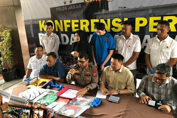 Priguna Anugerah Pratama dokter PPDS di RSHS Bandung tersangka pemerkosaan anak perempuan pasien, dihadirkan saat konferensi pers di Polda Jawa Barat, Rabu (9/4/2025). Foto: Robby Bouceu/kumparan