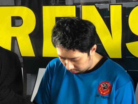 Priguna Anugerah Pratama dokter PPDS di RSHS Bandung tersangka pemerkosaan anak perempuan pasien, dihadirkan saat konferensi pers di Polda Jawa Barat, Rabu (9/4/2025). Foto: Robby Bouceu/kumparan