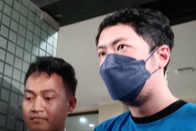 Priguna Anugerah Pratama dokter PPDS di RSHS Bandung tersangka pemerkosaan anak perempuan pasien, dihadirkan saat konferensi pers di Polda Jawa Barat, Rabu (9/4/2025). Foto: Robby Bouceu/kumparan