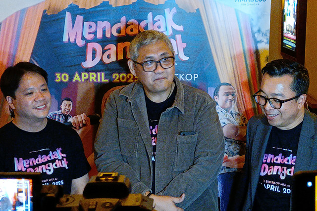 Sutradara Monty Tiwa (tengah) ditemui usai perilisan trailer dan video clip film Mendadak Dangdut. Foto: Aprilandika Pratama/kumparan