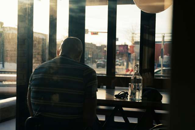 Sendirian menikmati kopi.Foto oleh Ryunosuke Kikuno di Unsplash.