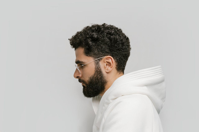Ilustrasi untuk rekomendasi haircut rambut ikal pria. Sumber: pexels.com/Cottonbro Studio