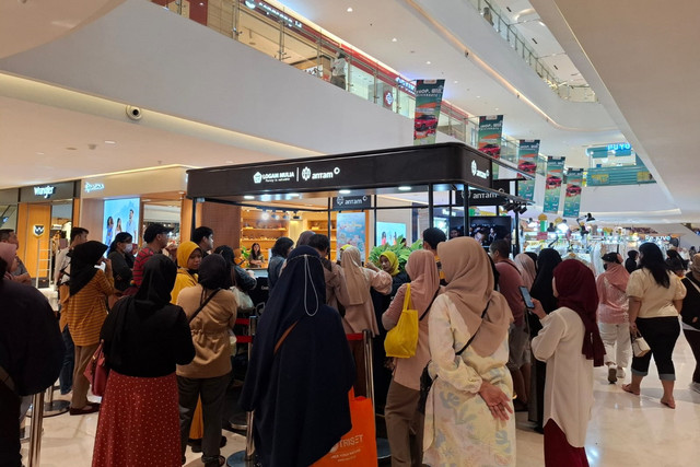 Warga padati pameran emas Antam di Cibinong City Mall, Rabu (9/4/2025). Foto: kumparan