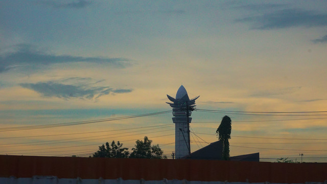 Di Antara Kabel dan Langit, Ada Rindu yang Gantung Selasa 8/4/2025: Foto asli leman : Menara pandang,