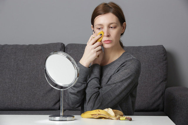 Ilustrasi perempuan menggunakan kulit pisang untuk perawatan kulit. Foto: Shutterstock