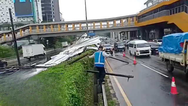 Kanopi yang terbawa angin dan jatuh di Tol Dalam Kota arah Pancoran dari Cawang, Rabu (9/4/2025). Foto: Jasa Marga