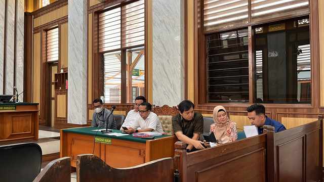 Penyidik KPK AKBP Rossa Purbo Bekti (kiri) didampingi kuasa hukumnya dari IM57+ Institute saat menjalani sidang gugatan perdata yang dilayangkan mantan komisioner Bawaslu RI Agustiani Tio Fridelina, di Pengadilan Negeri Bogor, Rabu (9/4/2025). Foto: Dok. Istimewa