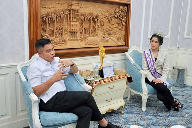 Sekda Kota Palembang, Aprizal Hasyim bersama Badia Inayah Sazrade, Finalis Puteri Indonesia/ist.