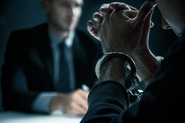 https://cdn.pixabay.com/photo/2023/12/12/09/18/criminal-8444883_1280.jpg (Ilustrasi sedang di intrograsi)