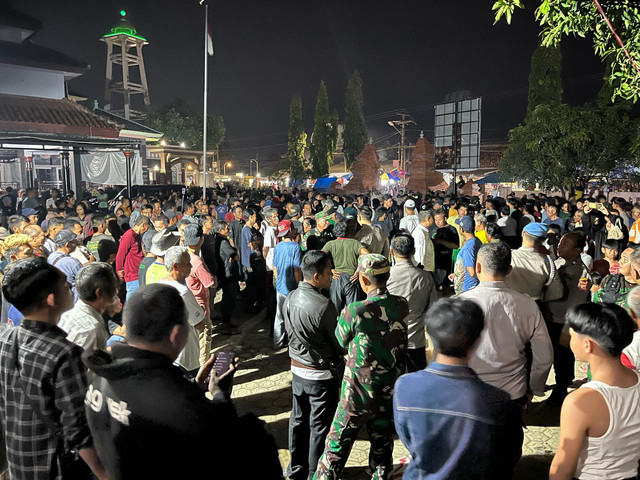 Warga Desa Amis, Kecamatan Cikedung, Kabupaten Indramayu, menggeruduk Polsek Cikedung, Rabu malam (9/4/2025). Foto: Dok. kumparan