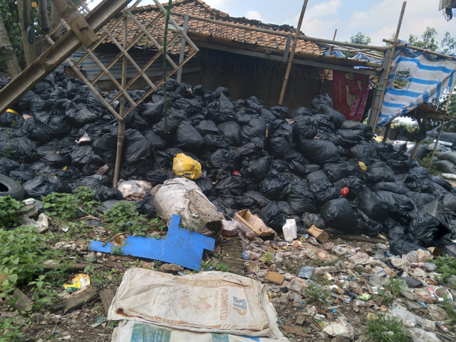 Limbah medis yang dibuang sembarangan oleh salah satu RS di Karawang. dok istimewa