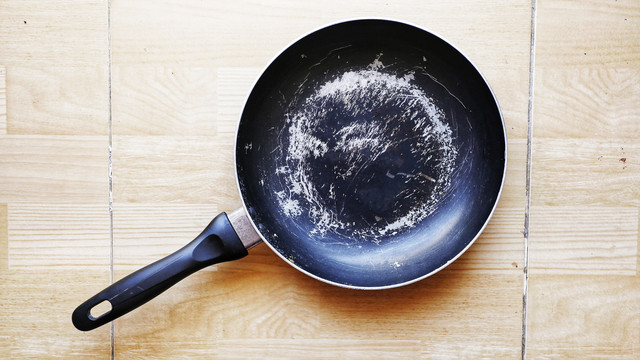 Ilustrasi teflon yang tergores. Foto: Sukij Pompetch/Shutterstock