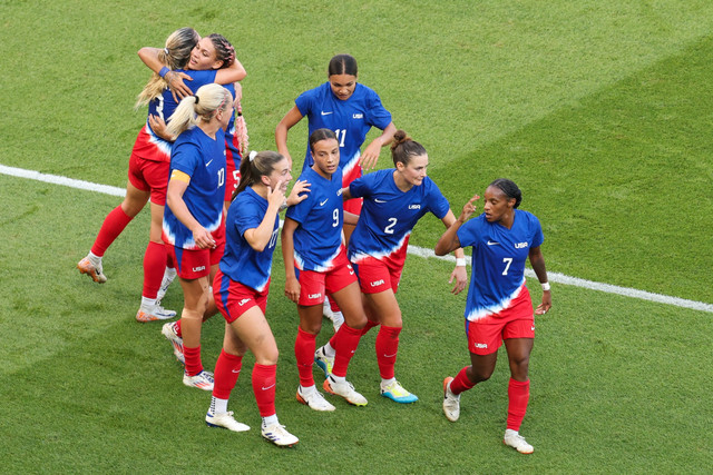 Timnas Wanita Amerika Serikat melawan Brasil dalam perebutan medali emas Olimpiade Paris 2024. Foto: AFP/Jack Guez
