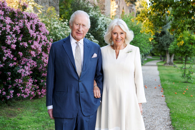 Kartu Natal Kerajaan Inggris 2025 menampilkan foto Raja Charles III dan Ratu Camilla di Villa Wolkonsky di Roma, Italia, 7 April 2025. Foto: Chris Jackson/Getty Images