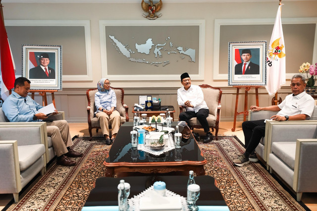 Mensos Saifullah Yusuf bertemu MenPANRB Rini Widyantini di Kantor KemenPANRB, Rabu (9/4/2025), untuk membahas terkait status guru dan tata kelola Sekolah Rakyat. Foto: Kemensos RI
