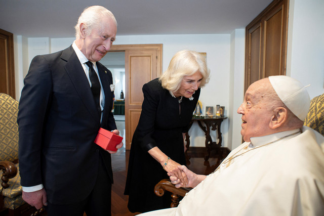 Paus Fransiskus bertemu dengan Raja Charles dan Ratu Camilla dari Inggris dalam audiensi pribadi di Vatikan, 9 April 2025. Foto: Vatican Media/Handout via REUTERS