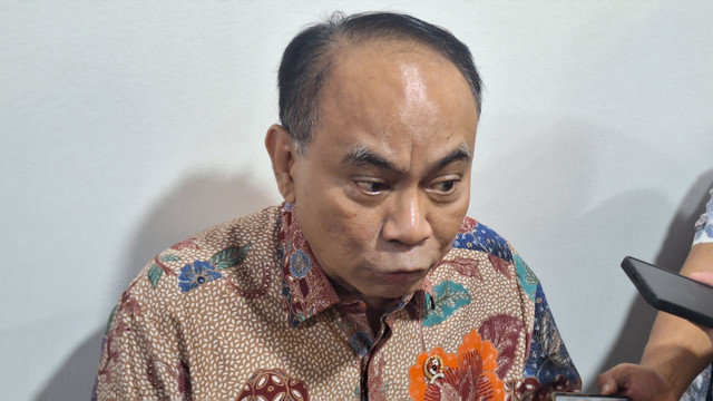 Menteri Koperasi Budi Arie Setiadi mejawb pertanyaan wartawan di Kantor Kemenko Pangan, Jakarta Pusat pada Kamis (10/4). Foto: Argya D. Maheswara/kumparan 