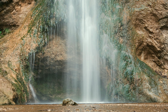 Air Terjun Tibumana. Foto hanya ilustrasi, bukan tempat yang sebenarnya. Sumber: Pixabay/shogun