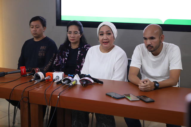 Anak Titiek Puspa, Petty Tunjungsari memberikan keterangan pers kepada wartawan terkait kondisi kesehatan Titiek Puspa di RS Medistra, Jakarta, Kamis (10/4/2025). Foto: Iqbal Firdaus/kumparan